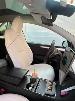 TESLA MODEL Y 4