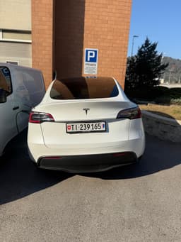 TESLA MODEL Y 3